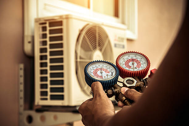 Professional Hvac technician working in Hurlburt Field, FL